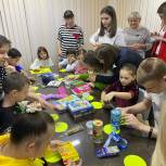 Партийцы Губкинского поздравили юных воспитанников Центра соцобслуживания «Елена» с Днём детских улыбок
