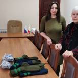 Единороссы и жители Таганрога связали теплые вещи для участников СВО