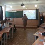 Депутат Ирина Жукова провела «Урок мужества» для старшеклассников в Шахтах