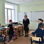 Партийцы Чернянского района проверили, как идет ремонт школы в селе Орлик