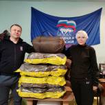 Единороссы Якиманки передала более 120 спальных мешков для российских солдат