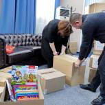«Единая Россия» передала в пункт временного размещения в Новосибирске детскую литературу