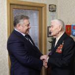 Николай Воробьев поздравил участника Сталинградской битвы Василия Мирошниченко с 80-летием великого сражения