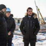 Александр Прокопьев контролирует строительство школы в Боровихе