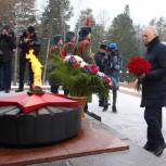 Губернатор Томской области возложил цветы к мемориалу боевой и трудовой славы томичей