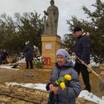 В канун Дня защитника Отечества активисты партии расчистили мемориалы и возложили цветы