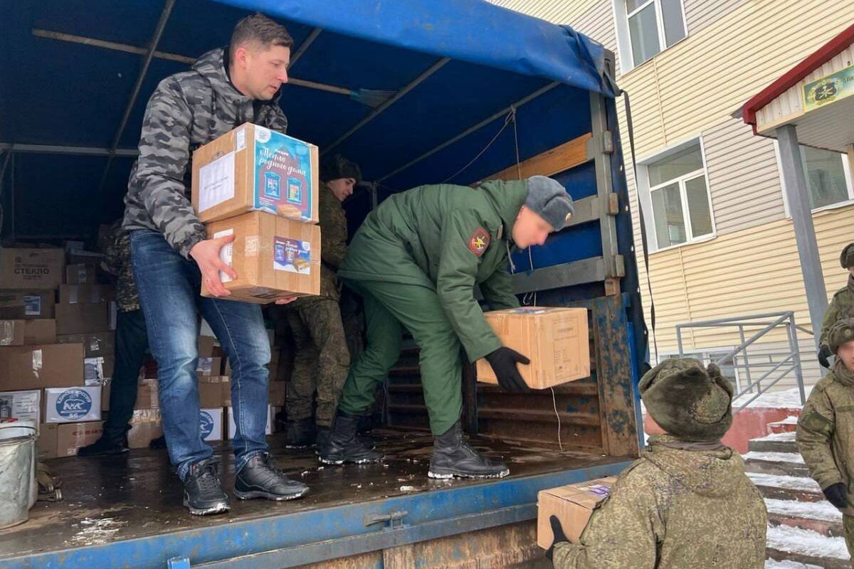 Больше 1000 подарков доставили в военную часть Тоцкого