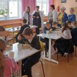 Депутаты «Единой России» по всей стране проверили качество питания в школах