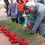 Депутат Ольга Петрова отдала дань памяти погибшим в Сталинградской битве