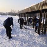 Активисты «Единой России» помогли очистить от снега городской парк в Осинниках