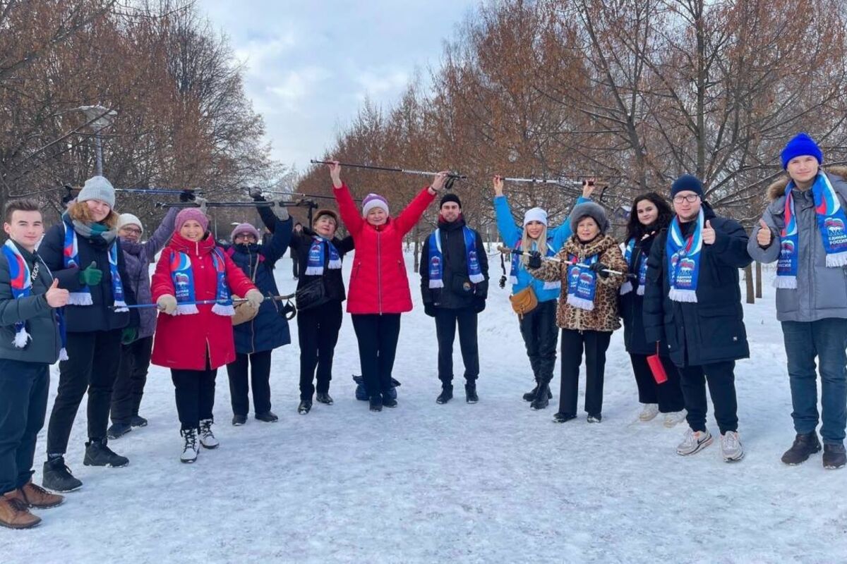 Активисты Орехова-Борисова Северного провели для москвичей мастер-класс по  скандинавской ходьбе для старшего поколения