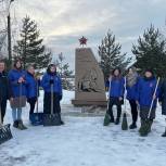 В Оршанке молодогвардейцы вышли на расчистку памятника от снега