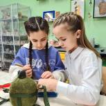 Ямальские школьники передали российским солдатам-участникам СВО мыло ручной работы и чехлы для фляг