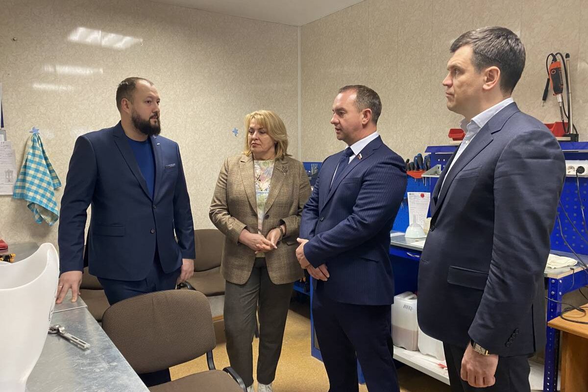 Депутаты от «Единой России» провели выездное совещание по вопросам импортозамещения в сфере здравоохранения