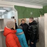 Единороссы проверили, как идет ремонт городской бани