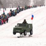 Кузбассовцы скатились с горы в санях в виде военной техники