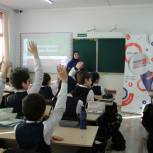 Молодежные активисты провели для школьников открытый урок на чеченском языке
