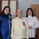 Депутат Ирина Жукова поздравила с Днем защитника Отечества ветерана ВОВ в Шахтах