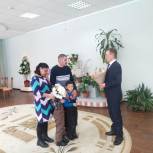 Секретарь Советского местного отделения Партии поздравил со вступлением в брак бойца СВО