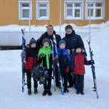 Сергей Ямкин подарил шурышкарским школьникам инвентарь для лыжных гонок