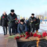 В День защитника Отечества единороссы возложили цветы к Монументу Славы в городе Чебоксары