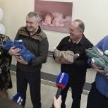 Максим Егоров вручил жилищный сертификат на 6 миллионов рублей семье, в которой родилась тройня