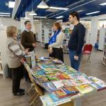 Единороссы Крылатского присоединились к общероссийской акции «Дарите книги с любовью»