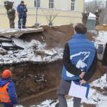 «Партийный десант» «Единой России» промониторил место прорыва теплотрассы в Твери