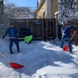 В Ставропольском крае активисты «Единой России» помогла ветеранам и пенсионерам с уборкой снега