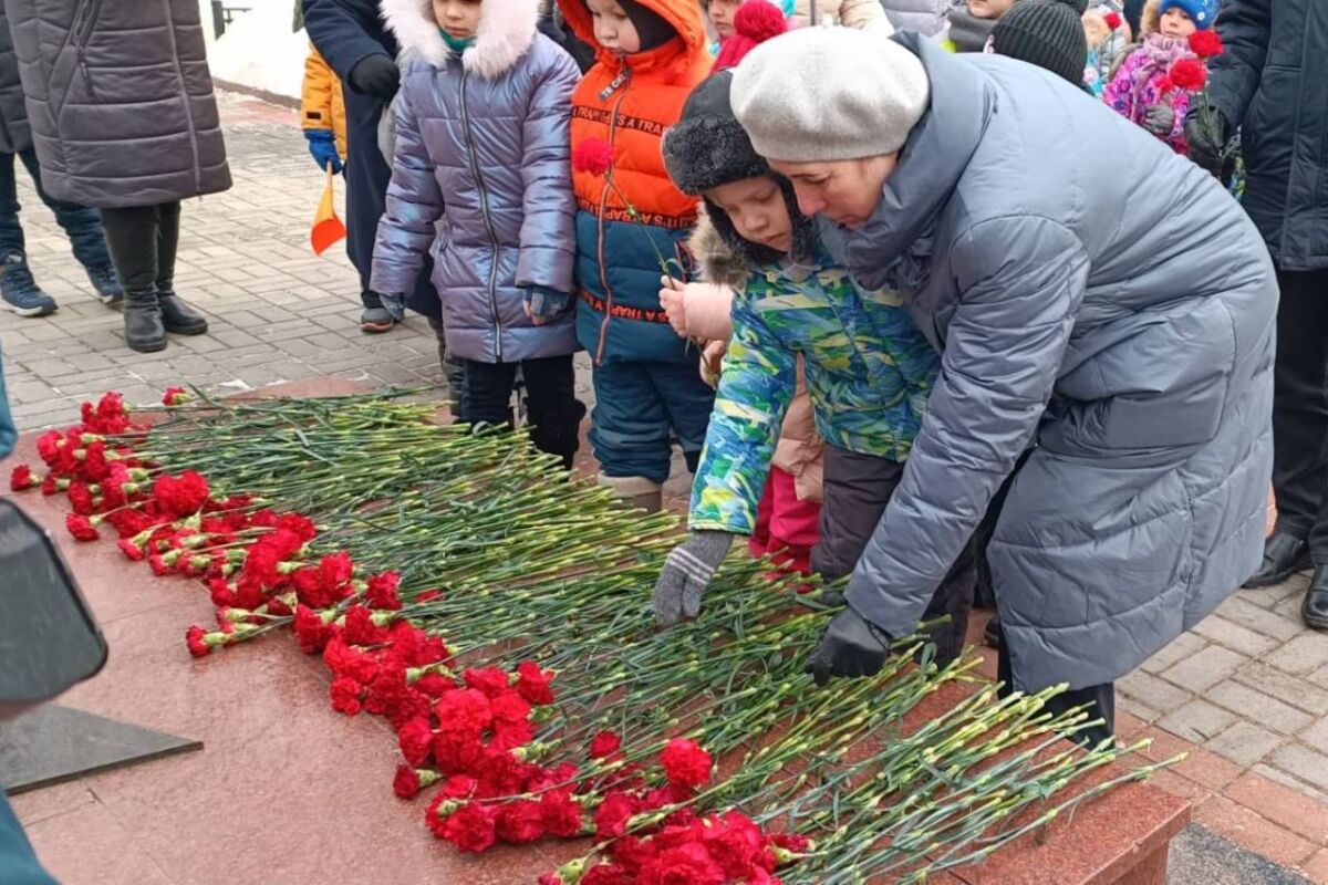 Депутат Ольга Петрова отдала дань памяти погибшим в Сталинградской битве