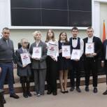В Тамбовской областной Думе наградили школьников, набравших наибольшее количество баллов в акции «Диктант Победы»