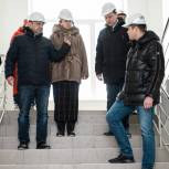 Единороссы инспектируют капитальный ремонт больницы в Лосино-Петровске