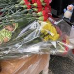 Московские молодогвардейцы принесли цветы  и игрушки к посольству Турции