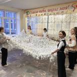 При поддержке «Единой России» волонтёры Предгорья плетут маскировочные сети и пекут пироги