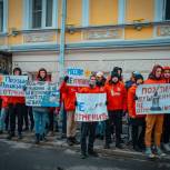 Активисты МГЕР и «Волонтёрской роты» провели акцию «Россию не отменить» у посольств Украины, Латвии, Литвы и Эстонии
