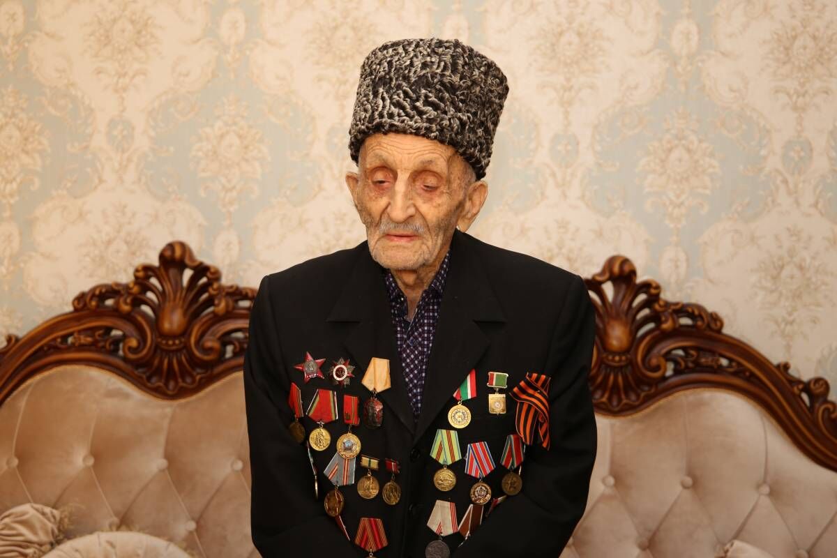 Представители "Единой России" поздравили Юнуса Абдулшаидова с 80-летием со дня окончания Сталинградской битвы