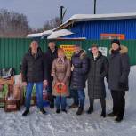 Активисты «Единой России» передали корм для бездомных животных