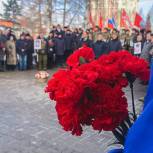 15 февраля партийцы возложили цветы к памятнику воинам-интернационалистам