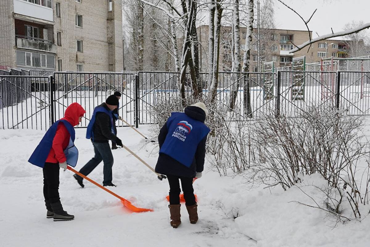 Активисты «Единой России» провели субботник около школы и детской поликлиники в Смоленске