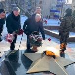 Депутаты возложили цветы к монументам в Саратове и районах области