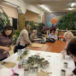 В Заозёрске продолжается серия мастер-классов по изготовлению блиндажных свечей и вязанию тёплых вещей для участников СВО