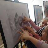 В Осинниках открылась выставка детских рисунков