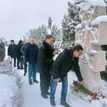 В районе Ясенево единороссы почтили память павших воинов, которые отстаивали интересы Отечества за рубежом в горячих точках