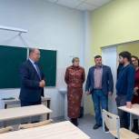 Депутат Мособлдумы Александр Баранов вместе с общественность оценил качество капитального ремонта Петровской школы