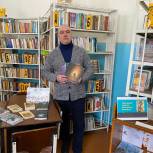 Депутат «Единой России» подарил книги поселковой библиотеке