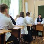 Роман Мусихин провел урок финансовой грамотности для старшеклассников во владимирской школе