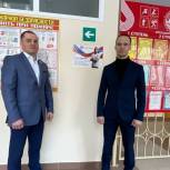 В школах Белгородской области при поддержке «Единой России» разместили плакаты с выдающимися выпускниками