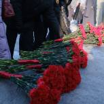 Андрей Травников возложил цветы на Монументе Славы в день 80-летия победы в Сталинградской битве