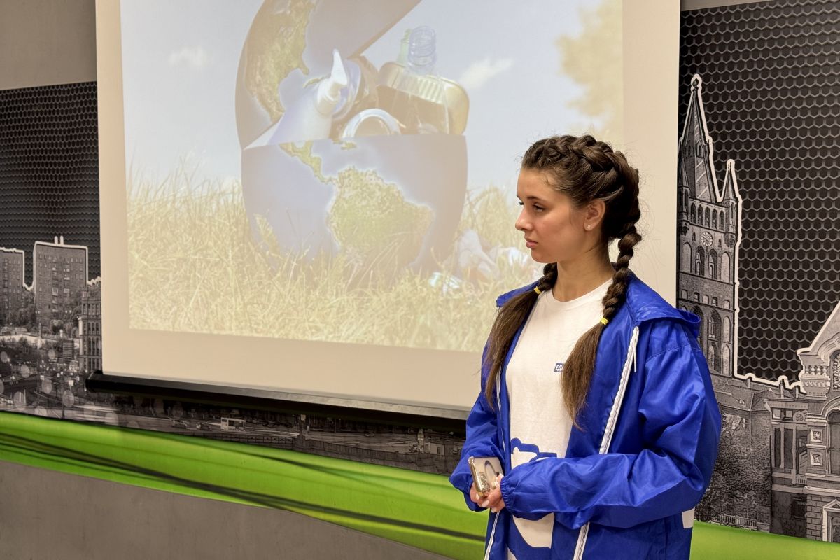 Единороссы Дзержинского провели экологическую лекцию для воспитанников молодежного центра «Лидер»