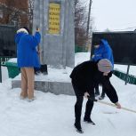 В Ульяновской области активисты «Единой России» организовали субботник у мемориала павшим воинам